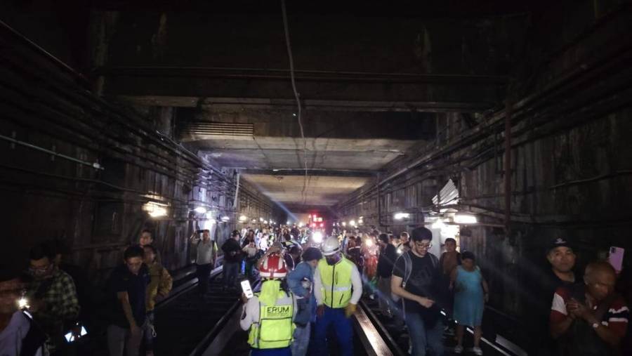Desalojan tren en túnel del Metro Pino Suárez por un presunto cortocircuito
