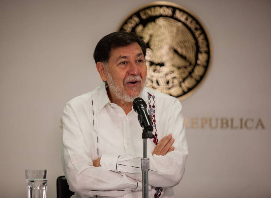 Simpatizantes de Fern&aacute;ndez Noro&ntilde;a acuden a la Casona de Xicot&eacute;ncatl para su informe anual