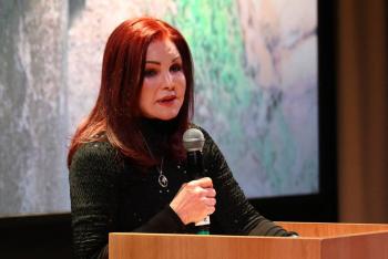 Antiguos socios acusan a Priscilla Presley de influir en muerte de su hija por control del legado familiar