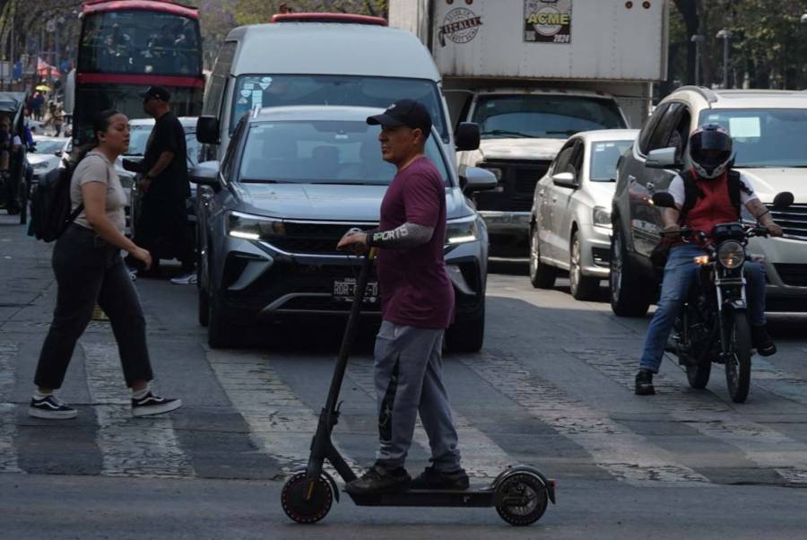 Clara Brugada defiende regulación de scooters y bicicletas eléctricas para proteger a peatones