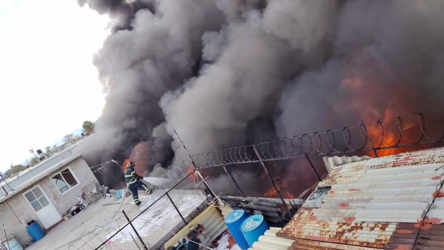 Fuerte incendio consume fábrica de peluches en Iztacalco; desalojan a vecinos