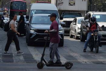 Clara Brugada defiende regulaci&oacute;n de scooters y bicicletas el&eacute;ctricas para proteger a peatones