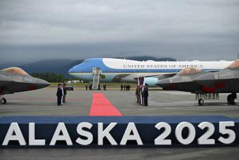 Trump llegó a Alaska para cumbre histórica con Putin