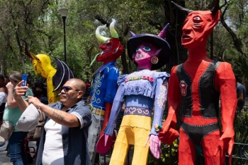 Presentar&aacute;n mu&ntilde;eca monumental de cart&oacute;n en festival de la CDMX