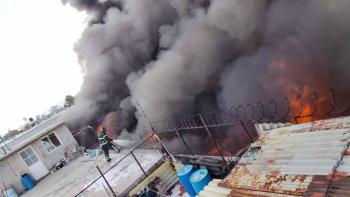 Fuerte incendio consume f&aacute;brica de peluches en Iztacalco; desalojan a vecinos