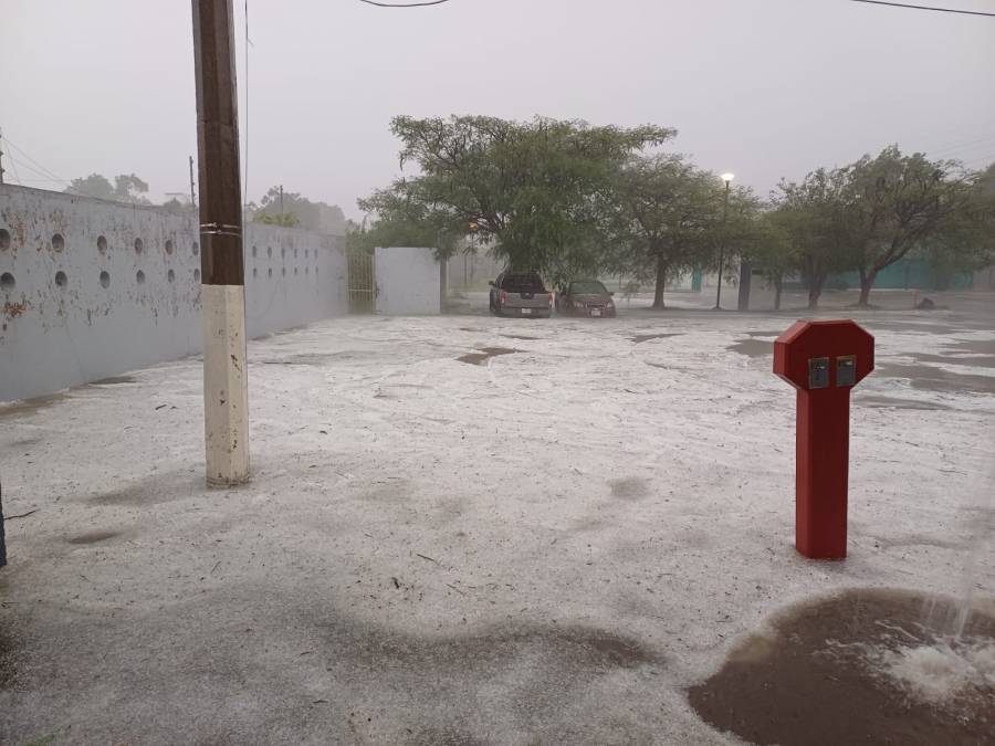 Tormenta en Tlaquepaque deja casi 50 centímetros de granizo e inundaciones