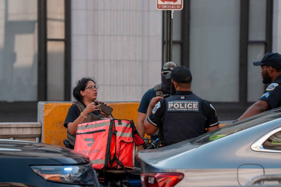 Agentes de ICE detienen a influencer latina en redada antimigrante en los &Aacute;ngeles
