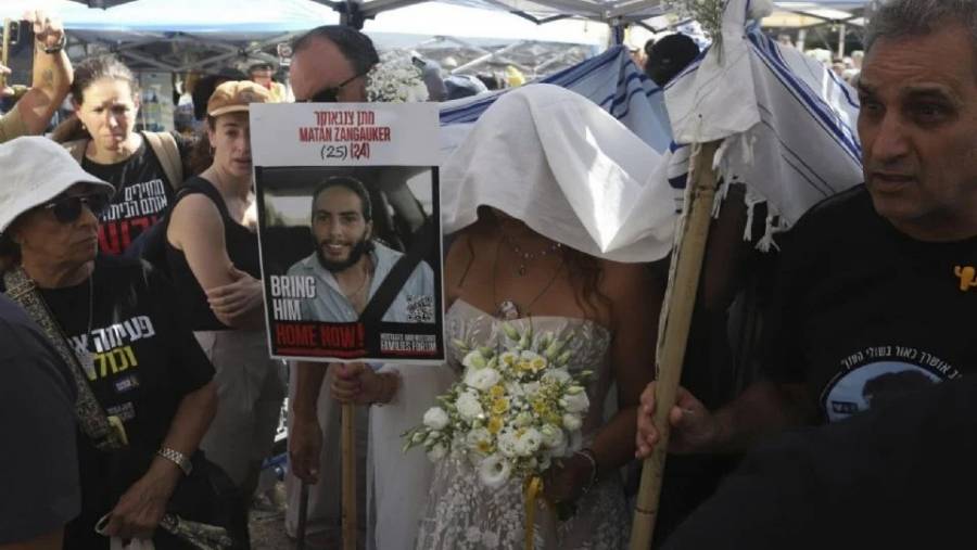 Exrehén israelí-mexicana Ilana Gritzewsky celebra boda simbólica en Tel Aviv en honor a su pareja aún cautiva en Gaza