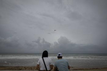 Hurac&aacute;n Erin, degradado a categor&iacute;a 3, azota el Caribe con lluvias