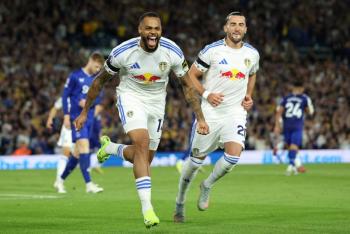 Leeds celebra regreso a Premier League con victoria contra Everton