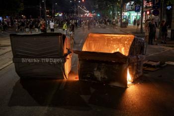 Manifestantes serbios atacan sede del partido gobernante en Belgrado
