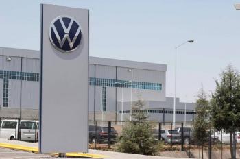 Volkswagen de M&eacute;xico acuerda aumento salarial de 4% con sindicato y evita huelga en 2025
