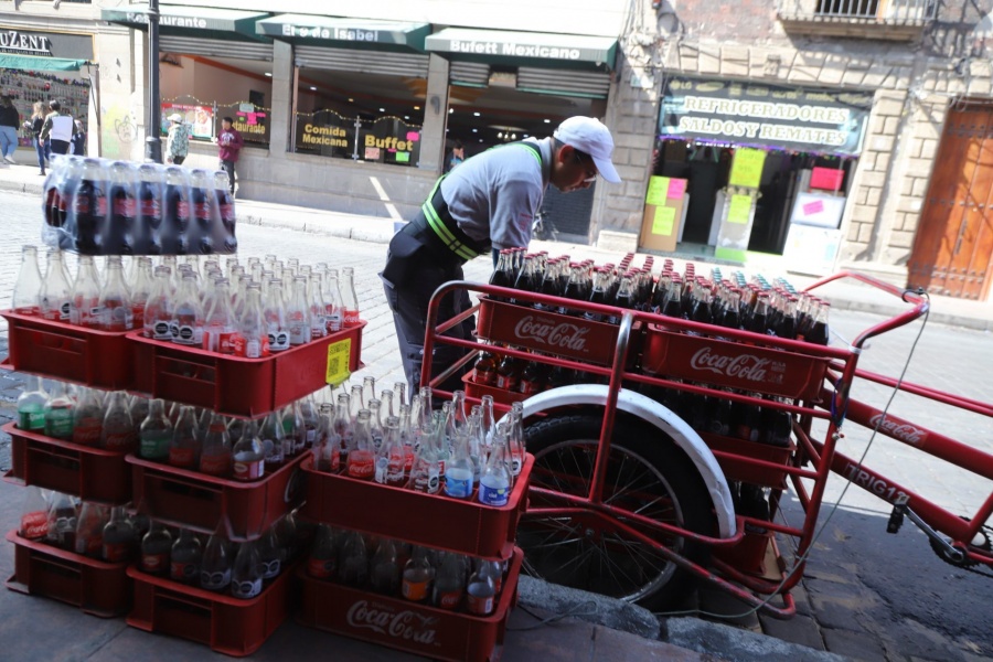 México enfrenta grave consumo de refrescos con un promedio anual de 166 litros por persona