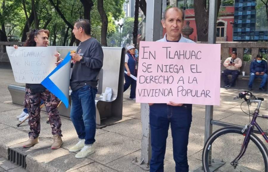 Protesta del Movimiento Antorchista frente al Ángel de la Independencia
