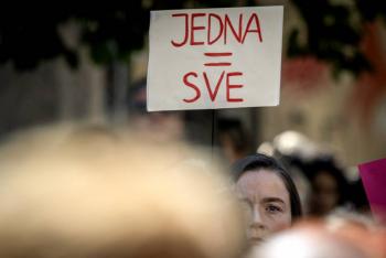 Los manifestantes serbios denuncian la 