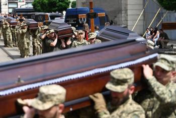 Rusia devuelve cad&aacute;veres de mil soldados de Ucrania