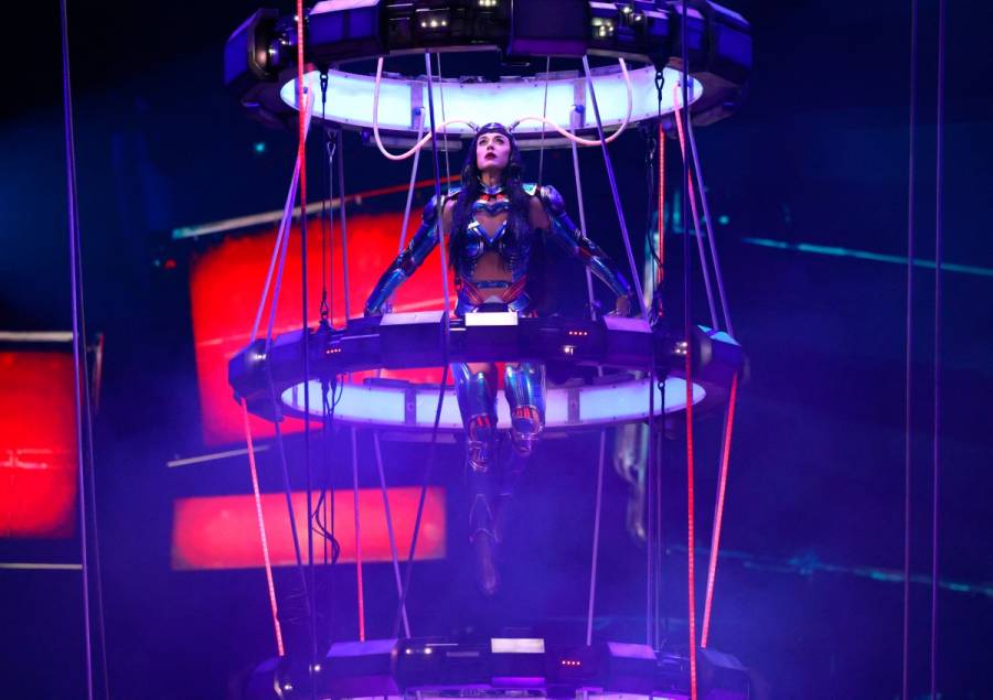VIDEO: Katy Perry sufre descarga el&eacute;ctrica durante concierto en Carolina del Norte