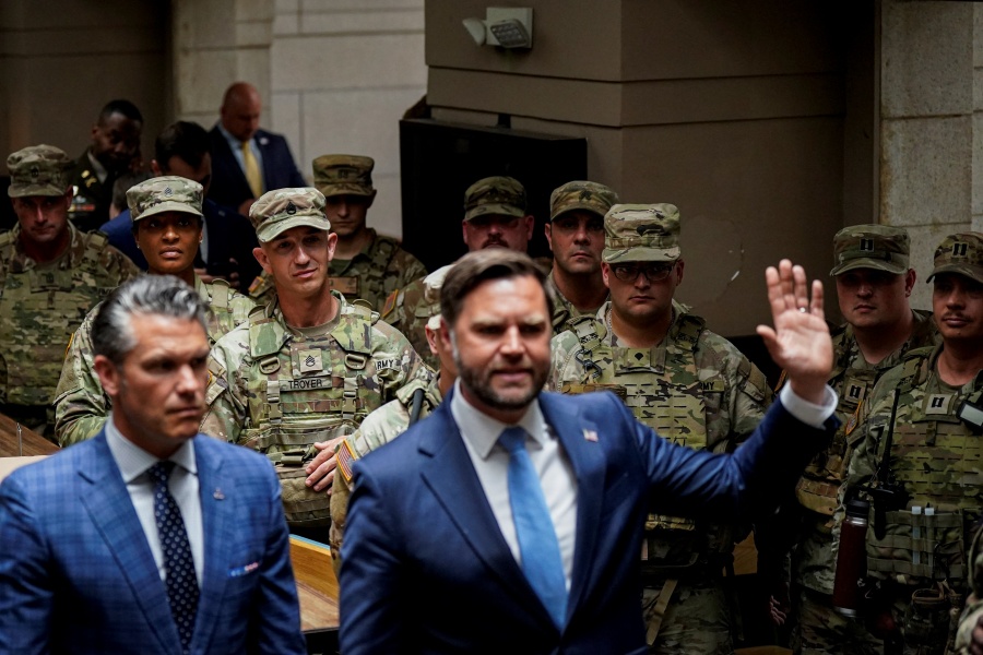 Abucheos en visita de Vance a tropas desplegadas en la capital de EEUU