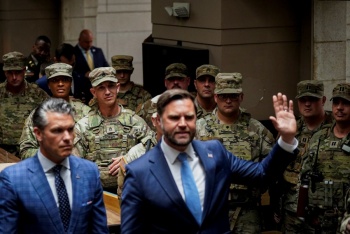 Abucheos en visita de Vance a tropas desplegadas en la capital de EEUU