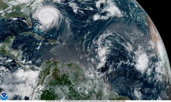 Las costas de Carolina del Norte se preparan para inundaciones mientras Erin avanza mar adentro