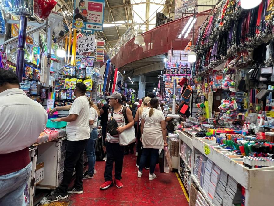 Regreso a clases llena de vida la zona papelera del Centro Histórico