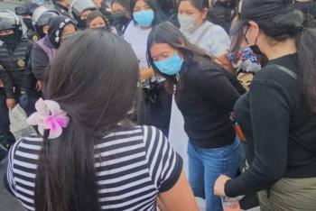 Feministas y mercaditas bloquean avenida Cuauht&eacute;moc en protesta contra desalojo en Parque Delta