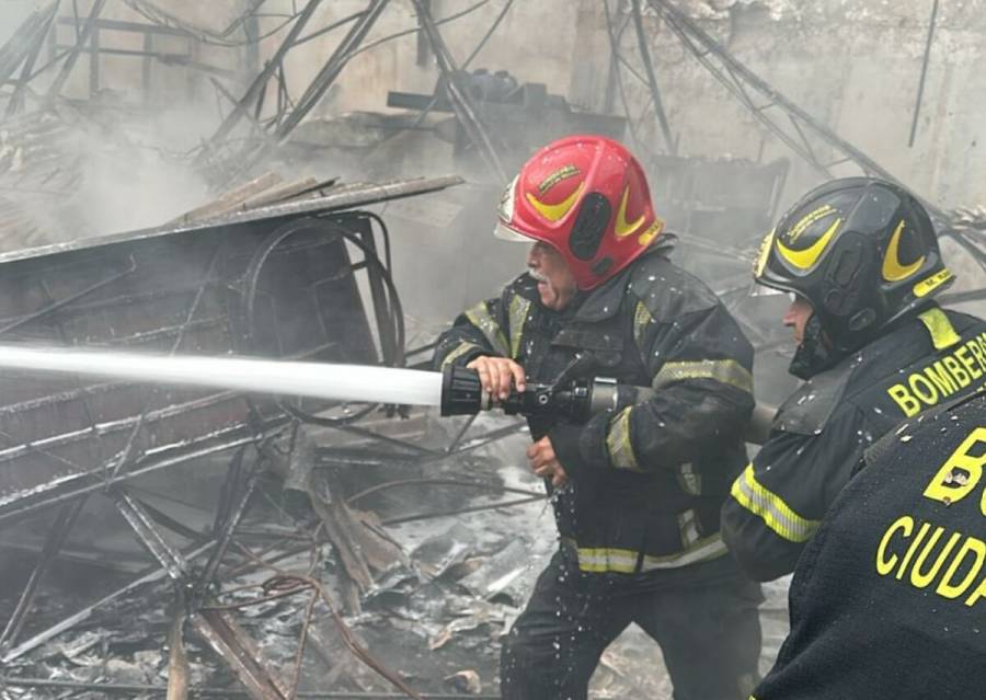 Incendio arrasa con bodega en San Juan de Arag&oacute;n; no se registran heridos