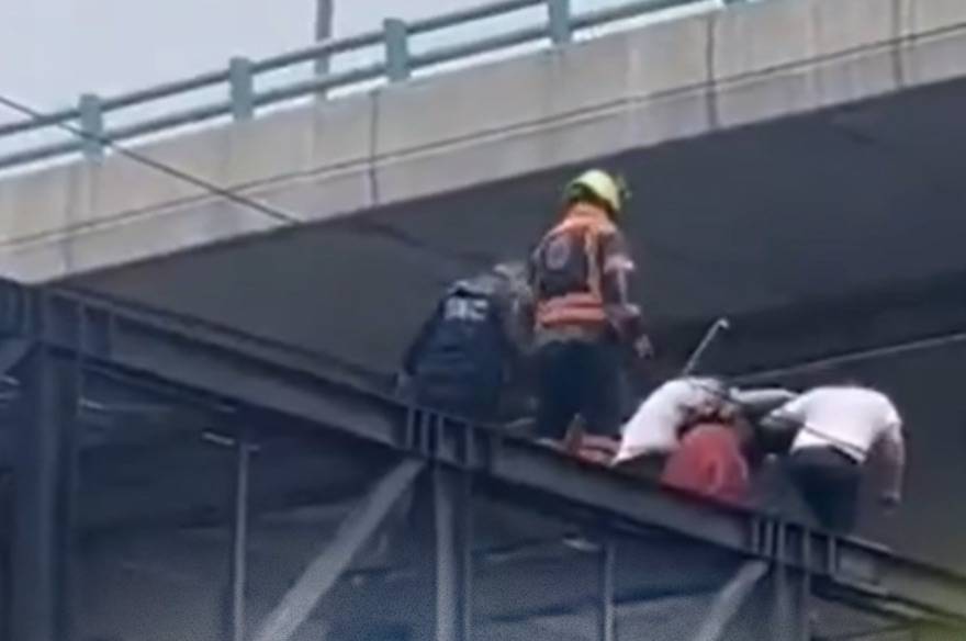 Efectivos de la SSC evitan suicidio en puente peatonal de Benito Juárez