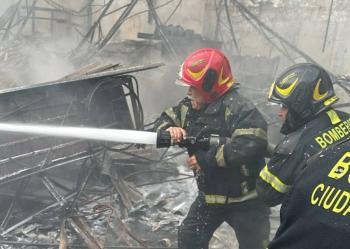 Incendio arrasa con bodega en San Juan de Arag&oacute;n; no se registran heridos