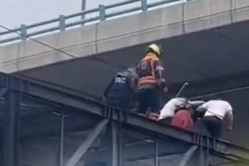 Efectivos de la SSC evitan suicidio en puente peatonal de Benito Ju&aacute;rez