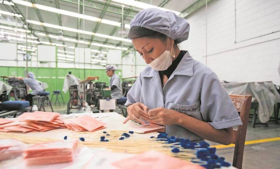 Mujeres en México destinan más horas a la triple jornada que los hombres: ENIGH 2024