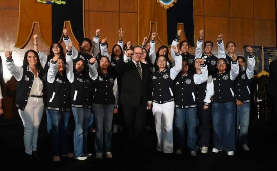 Rector de la UNAM recibe a más de 85 mil estudiantes de nuevo ingreso y defiende la autonomía universitaria