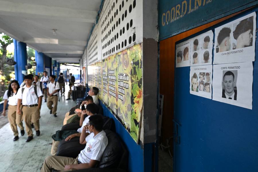 Cabello corto, zapatos lustrados: estudiantes de El Salvador se someten a ministra militar