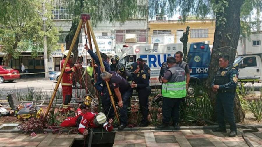 Mujer cae en socavón de seis metros en Gustavo A. Madero; permanece media hora atrapada