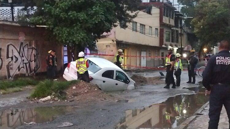 Socavón en Ecatepec traga automóvil tras intensas lluvias; vecinos temen nuevos hundimientos