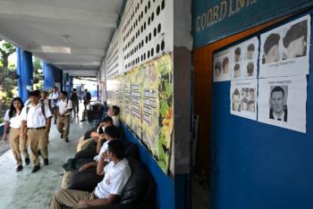 Cabello corto, zapatos lustrados: estudiantes de El Salvador se someten a ministra militar