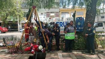 Mujer cae en socav&oacute;n de seis metros en Gustavo A. Madero; permanece media hora atrapada