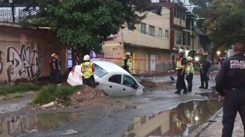 Socav&oacute;n en Ecatepec traga autom&oacute;vil tras intensas lluvias; vecinos temen nuevos hundimientos