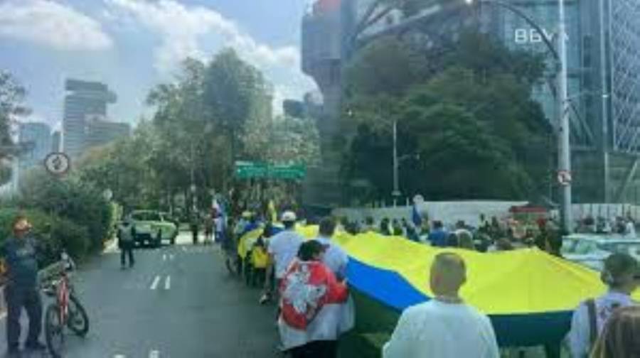 Ucranianos en México conmemoran el Día de la Independencia con caminata en Reforma