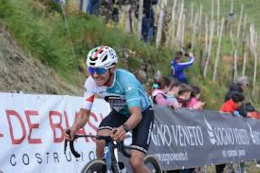 César Macías logra tercer lugar en la primera etapa del Tour de l’Avenir 2025