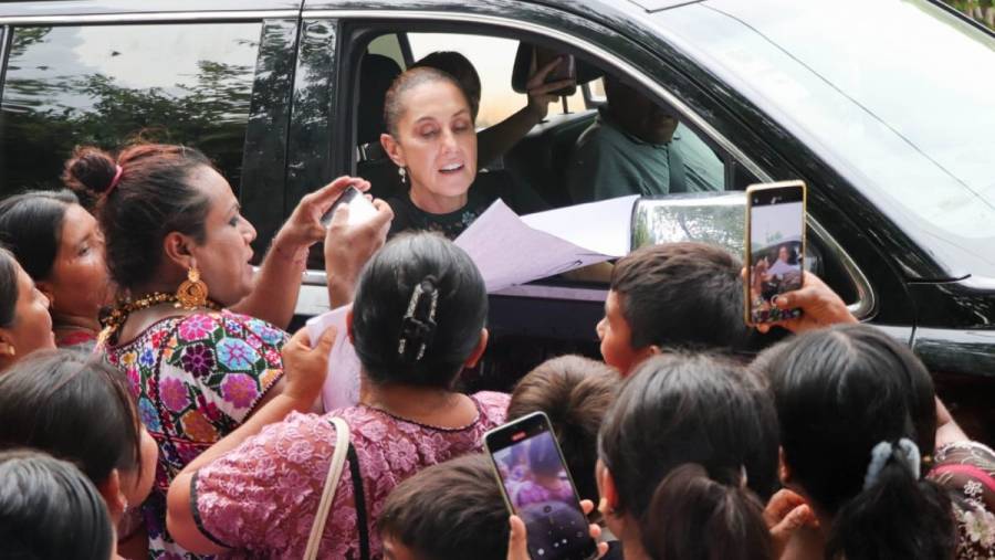 Sheinbaum rechaza obsequio de Ángel Aguirre durante visita a Guerrero