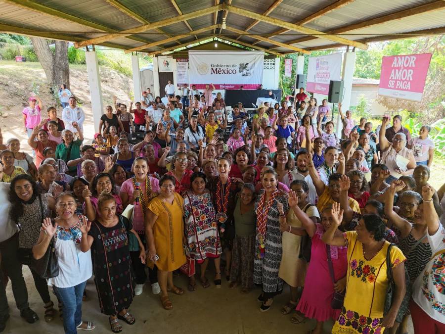 Sheinbaum entrega créditos a mujeres amuzgas para fortalecer su trabajo y preservar tradiciones