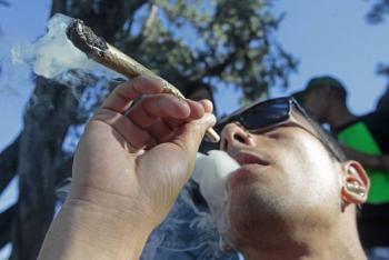 CDMX inaugura espacios para fumar marihuana, pero persiste el acoso policial