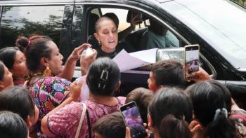 Sheinbaum rechaza obsequio de &Aacute;ngel Aguirre durante visita a Guerrero