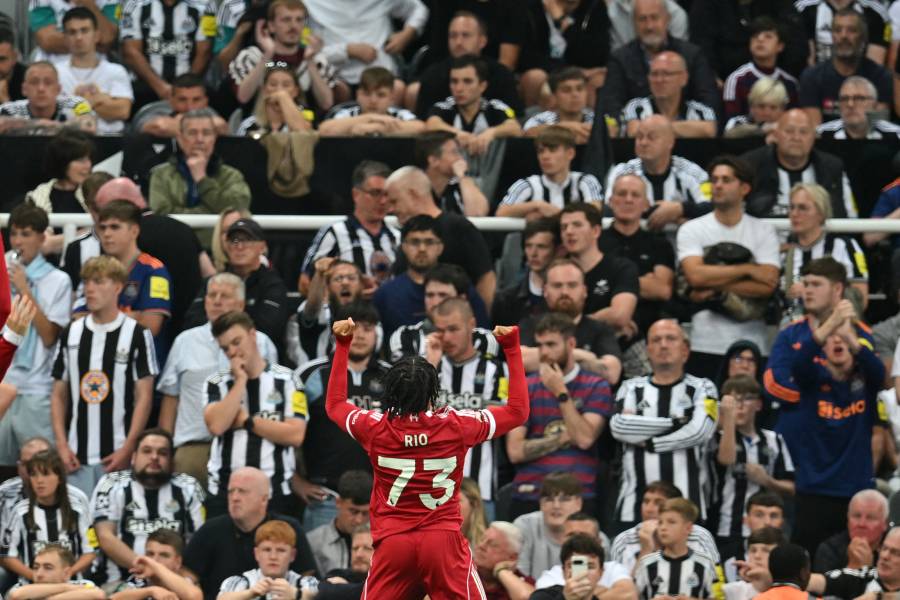 Liverpool gana 'in extremis' a un Newcastle con un hombre menos