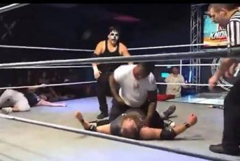 Violencia en funci&oacute;n de lucha libre: Raja Jackson golpea brutalmente a su oponente hasta dejarlo inconsciente