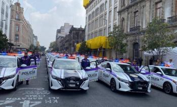 Clara Brugada lanza Polic&iacute;a Especializada de G&eacute;nero en CDMX con 73 patrullas moradas