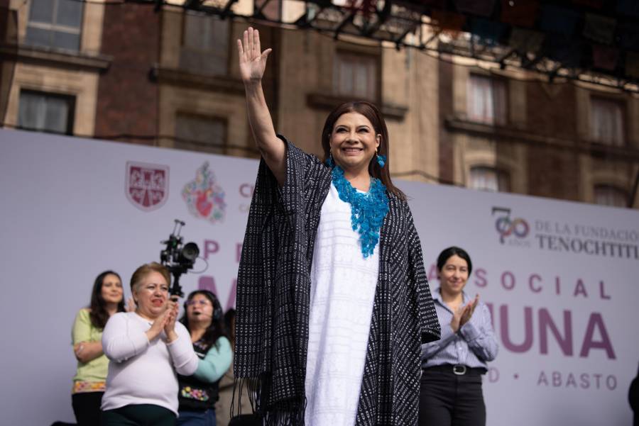Clara Brugada entrega primeros vales Mercomuna en CDMX; beneficiará a 335 mil familias