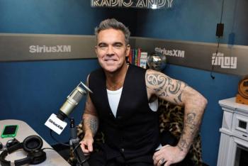 Robbie Williams enfrenta demanda por la autor&iacute;a de su &eacute;xito mundial 