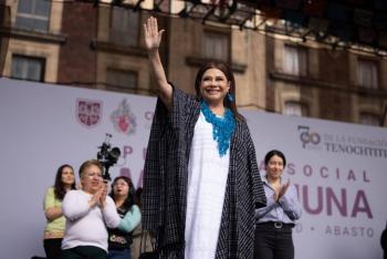 Clara Brugada entrega primeros vales Mercomuna en CDMX; beneficiar&aacute; a 335 mil familias